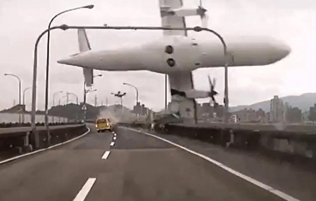 TransAsia flight GE235 crashing
